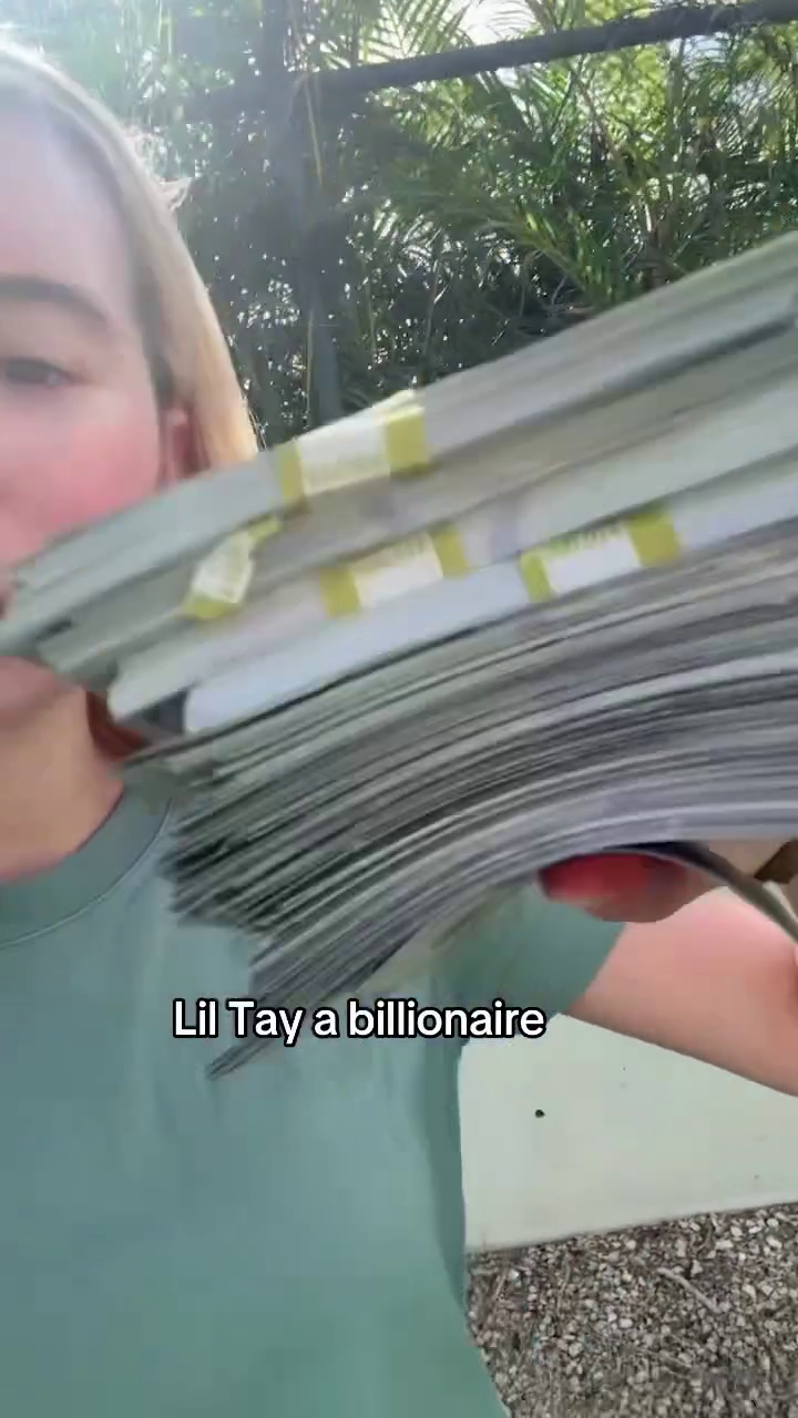 Lil Tay Youngest OnlyFans Millionaire Flaunts Cash (30)