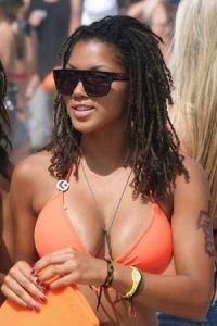 kenyan-beauty-with-well-curved-boobs-and-body-and-dreads